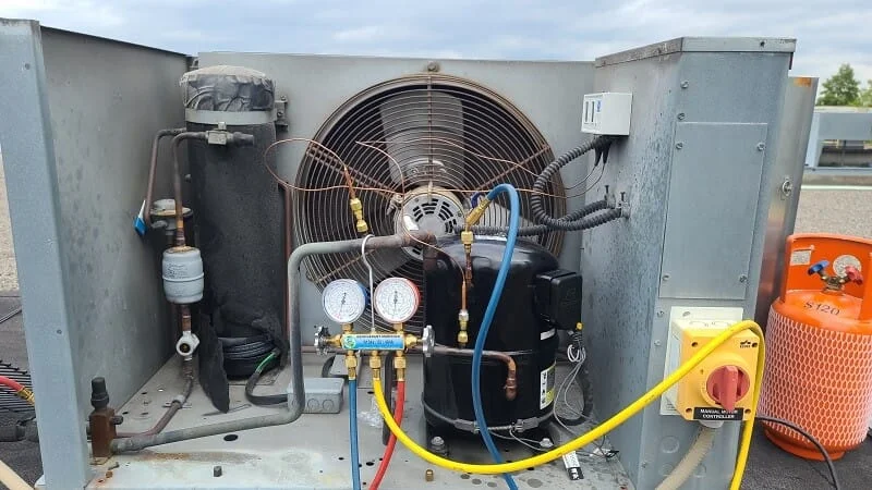 L'équipe de techniciens SPEED DÉPA devant leur véhicule d'intervention.